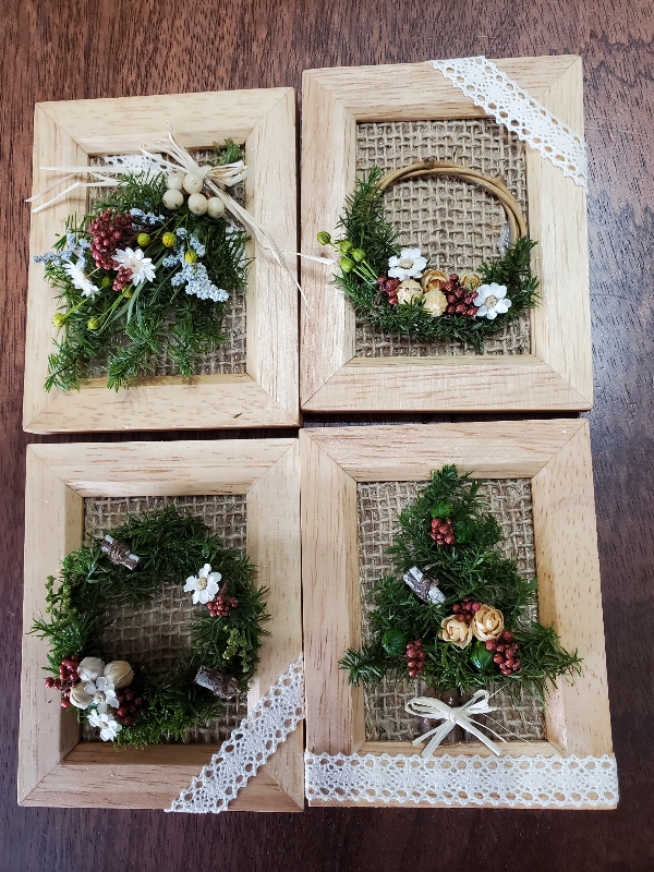 ちいさなクリスマス 手のひらにのるくらいのちいさなフレームにクリスマスの世界をつくりました。

下地に麻布をはり
ヒムロスギのプリザでツリーやリース、スワッグをつくりました。

小さい花材を利用してツリーの飾りつけをつく littlegarden　maru