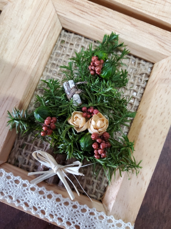 ちいさなクリスマス 手のひらにのるくらいのちいさなフレームにクリスマスの世界をつくりました。

下地に麻布をはり
ヒムロスギのプリザでツリーやリース、スワッグをつくりました。

小さい花材を利用してツリーの飾りつけをつく littlegarden　maru
