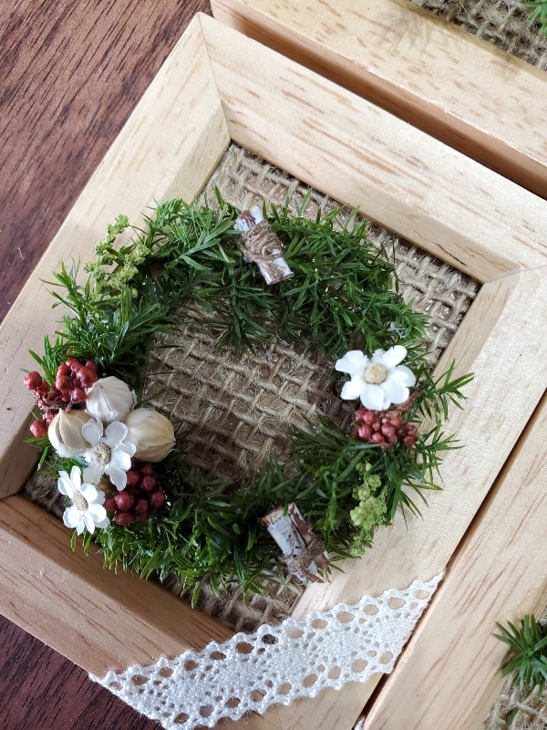 ちいさなクリスマス 手のひらにのるくらいのちいさなフレームにクリスマスの世界をつくりました。

下地に麻布をはり
ヒムロスギのプリザでツリーやリース、スワッグをつくりました。

小さい花材を利用してツリーの飾りつけをつく littlegarden　maru