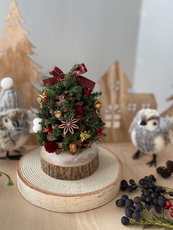 ジャンボ松ぼっくりのナチュラルツリー 大きなまつぼっくりに、ヒムロスギ、ブルーアイスなどの、クリスマスグリーンを差し込み、カラフルな木の実でデコレーション。
小さいけれど、存在感抜群の可愛さです。
松ぼっくりのかさ、一つ一つにグリーンを詰 mimi.to.pipi