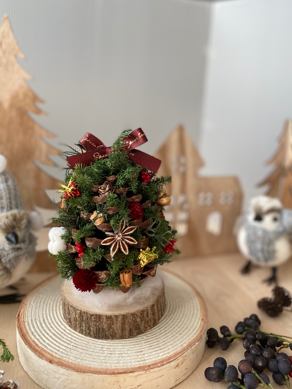 ジャンボ松ぼっくりのナチュラルツリー 大きなまつぼっくりに、ヒムロスギ、ブルーアイスなどの、クリスマスグリーンを差し込み、カラフルな木の実でデコレーション。
小さいけれど、存在感抜群の可愛さです。
松ぼっくりのかさ、一つ一つにグリーンを詰 mimi.to.pipi