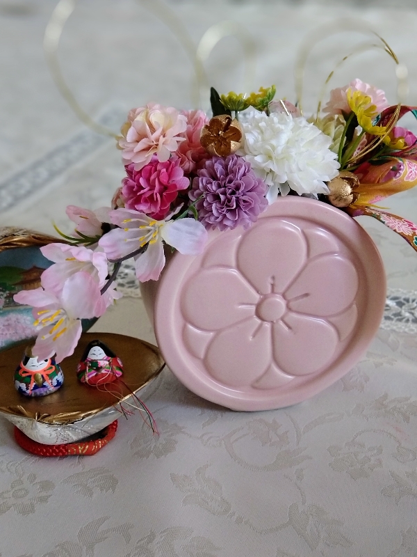 桃の節句 菱餅の3色を数種類のマムで、春の訪れを表現しました。
ピンクは桃の花、緑は新緑、白は残雪 Atelier 花Ring