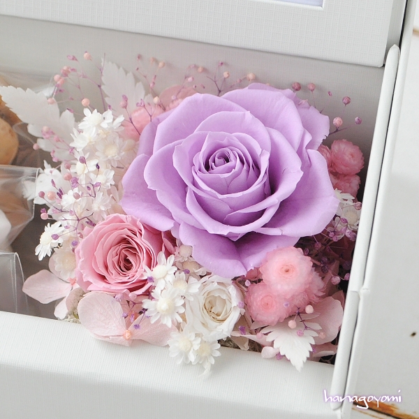 お花とともにプレゼントを。