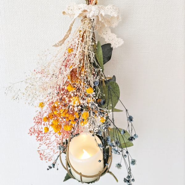 カスミソウの花束キャンドルホルダー カスミソウとユーカリを花束のようにして、ナチュラルなキャンドルホルダーをつくりました。

ホルダーはティアドロップ型のワイヤー花器を使用しています。 KURUMI