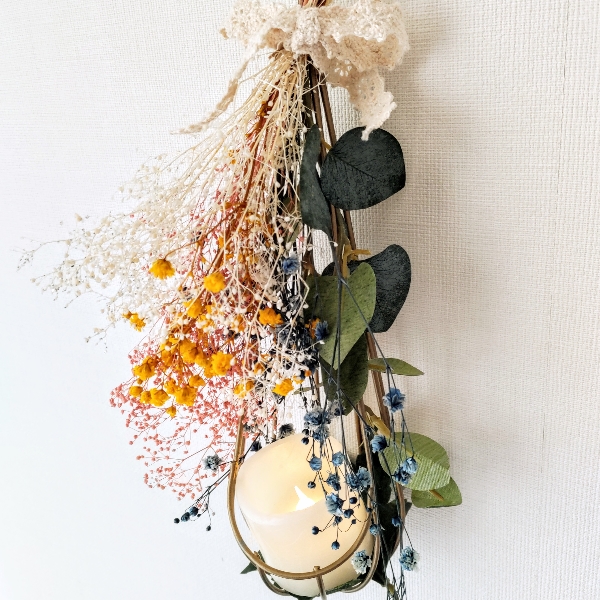 カスミソウの花束キャンドルホルダー カスミソウとユーカリを花束のようにして、ナチュラルなキャンドルホルダーをつくりました。

ホルダーはティアドロップ型のワイヤー花器を使用しています。 KURUMI