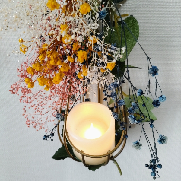 カスミソウの花束キャンドルホルダー カスミソウとユーカリを花束のようにして、ナチュラルなキャンドルホルダーをつくりました。

ホルダーはティアドロップ型のワイヤー花器を使用しています。 KURUMI