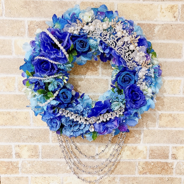 紫陽花リース♡ブルー紫陽花とロイヤルブルーローズのラグジュアリーリース ご覧頂き誠にありがとうございます♡
沢山のミックスグリーンをベースにグラデーションブルー紫陽花、アネモネ、ダリア、ロイヤルブルーローズ、ティアラ、パール飾り、シルバーパール、2連パール、クリスタルチョ レミノア♡