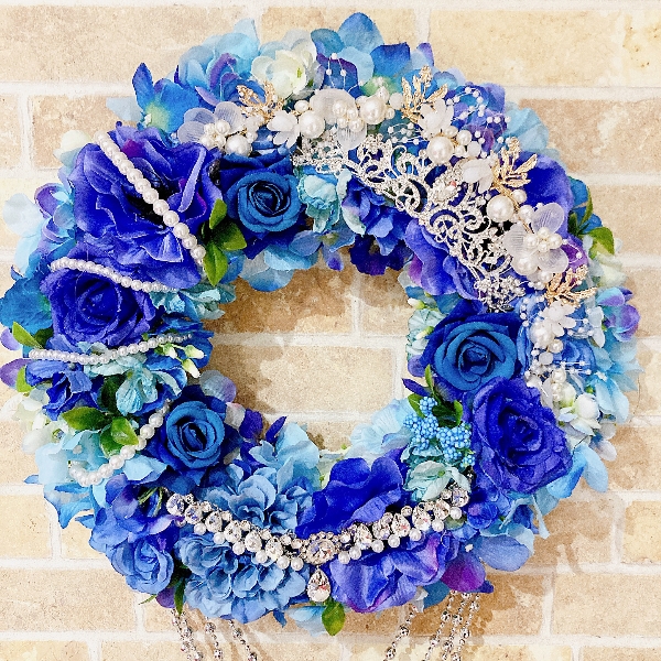 紫陽花リース♡ブルー紫陽花とロイヤルブルーローズのラグジュアリーリース ご覧頂き誠にありがとうございます♡
沢山のミックスグリーンをベースにグラデーションブルー紫陽花、アネモネ、ダリア、ロイヤルブルーローズ、ティアラ、パール飾り、シルバーパール、2連パール、クリスタルチョ レミノア♡