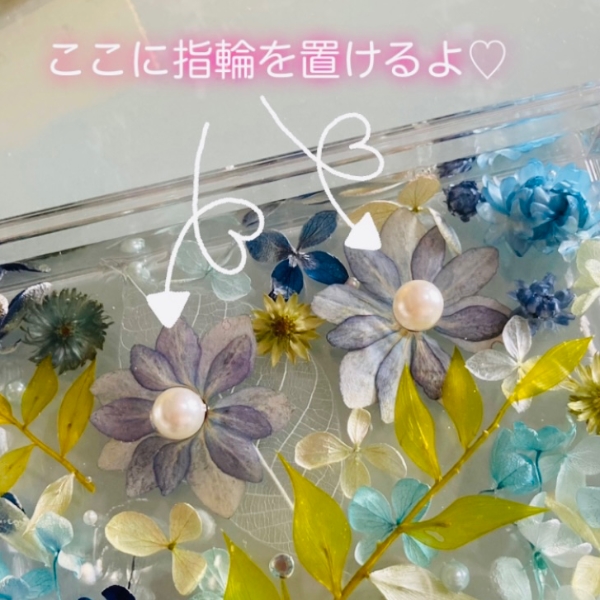ハーバリウムリングケース ご結婚祝いにブルーxグリーンのリクエストでオーダーいただいたものです。

固まるハーバリウムでお作りしています。
はなどんや様の花材と自家製の紫陽花の押し花を組み合わせております。 Happy Party