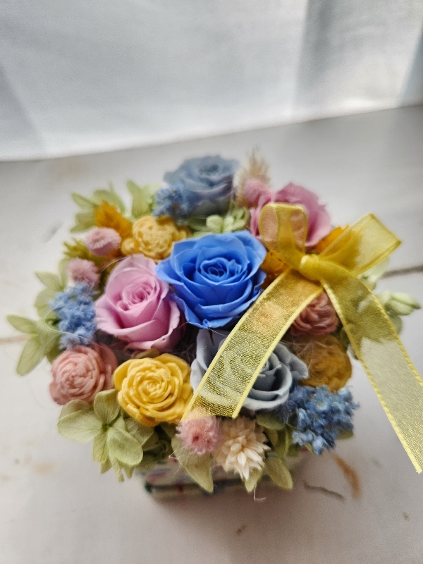 フラワーボックス お花をぎゅっと詰め込んだBox
ピンクとブルー、ダークなグレー、アジサイのライトグリーン　花色多めなプリザアレンジ marihana
