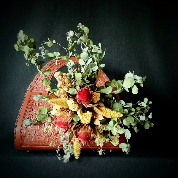 プロテアの花束をディスプレイ プロテア、ケイトウ、エリンジウム、ユーカリなどをお生花で楽しんだ後、ドライフラワーにしました。それを花束にして、ペルーのバッグにディスプレイ！ はなは、彩光