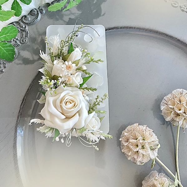 whiteroseのワックスブーケ♡ 樹脂粘土のお花をメインにした…
アロマワックスサシェです❀.(*´▽`*)❀.
(火を灯さない香りのインテリア雑貨です)
土台は…透かしアジサイに…
小花はドライフラワー♪
お色はwhite＆gree orangelip