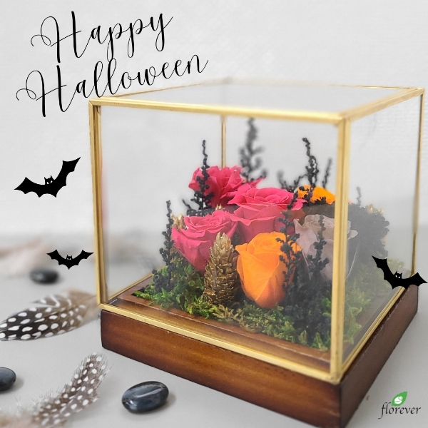 フロールエバートレンドカラーで作るハロウィンアレンジ フロールエバーがご提案するトレンドカラーを使用した、ハロウィンにぴったりの色合いのアレンジメントをご紹介！

「配色パレット3」の色合いでスクエアのガラスの中にハロウィンの森をイメージ。
新商品の「シ フロールエバー