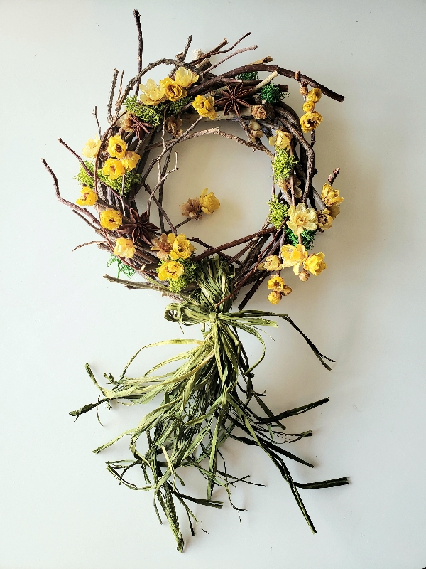 ロウバイのリース シリカゲルでドライにしたロウバイの花を春の花木の小枝で作ったベースにアレンジしたドライリース。
ロウバイはなるべく自然な咲き方に見えるよう、一つ一つグルーで接着しています。
アクセントにラフィアを巻い はなさか兄さん