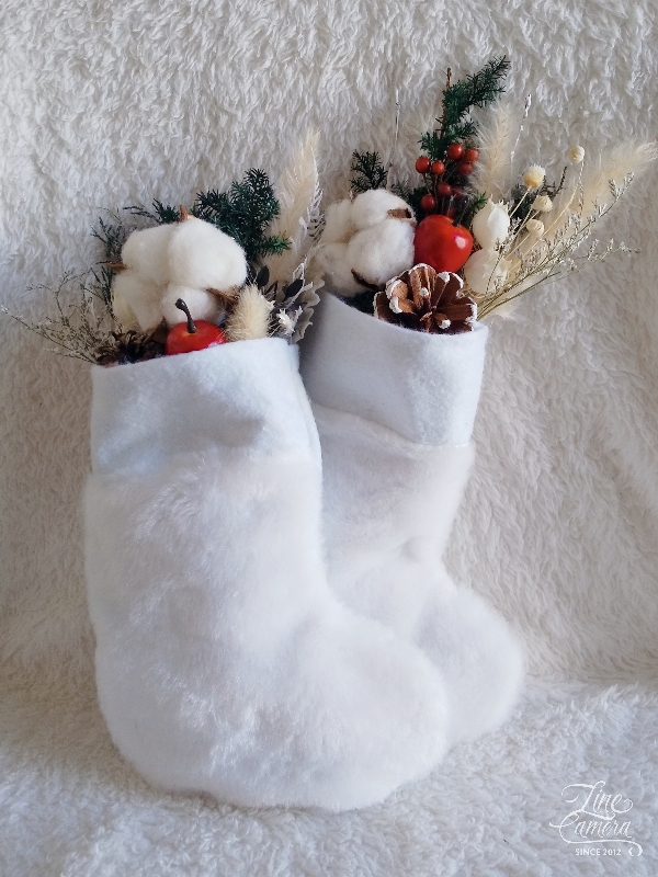 大人も楽しめるクリスマスブーツ 真っ白なもこもこ素材のクリスマスブーツ！
クリスマスの小さなブーケを入れたら、可愛いらしいオーナメントになりました。

このまま飾っても、贈り物にしても、ブーツの中に素敵なものをしのばせてサプライズに 花雑貨 Mes favoris