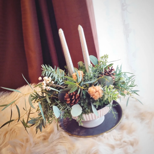 森のChristmas＊Candle Arrange＊ 国産のコニファーと数種類のユーカリを
たっぷり使ったキャンドルアレンジ。

松かさ、コットン、ナンキンハゼの実をあしらいました。

香り高いグリーンは森林浴のよう
香りに癒されますよ。
 Flower House Emi