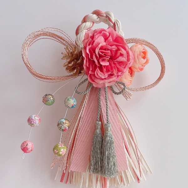 ピンクのしめ縄飾り