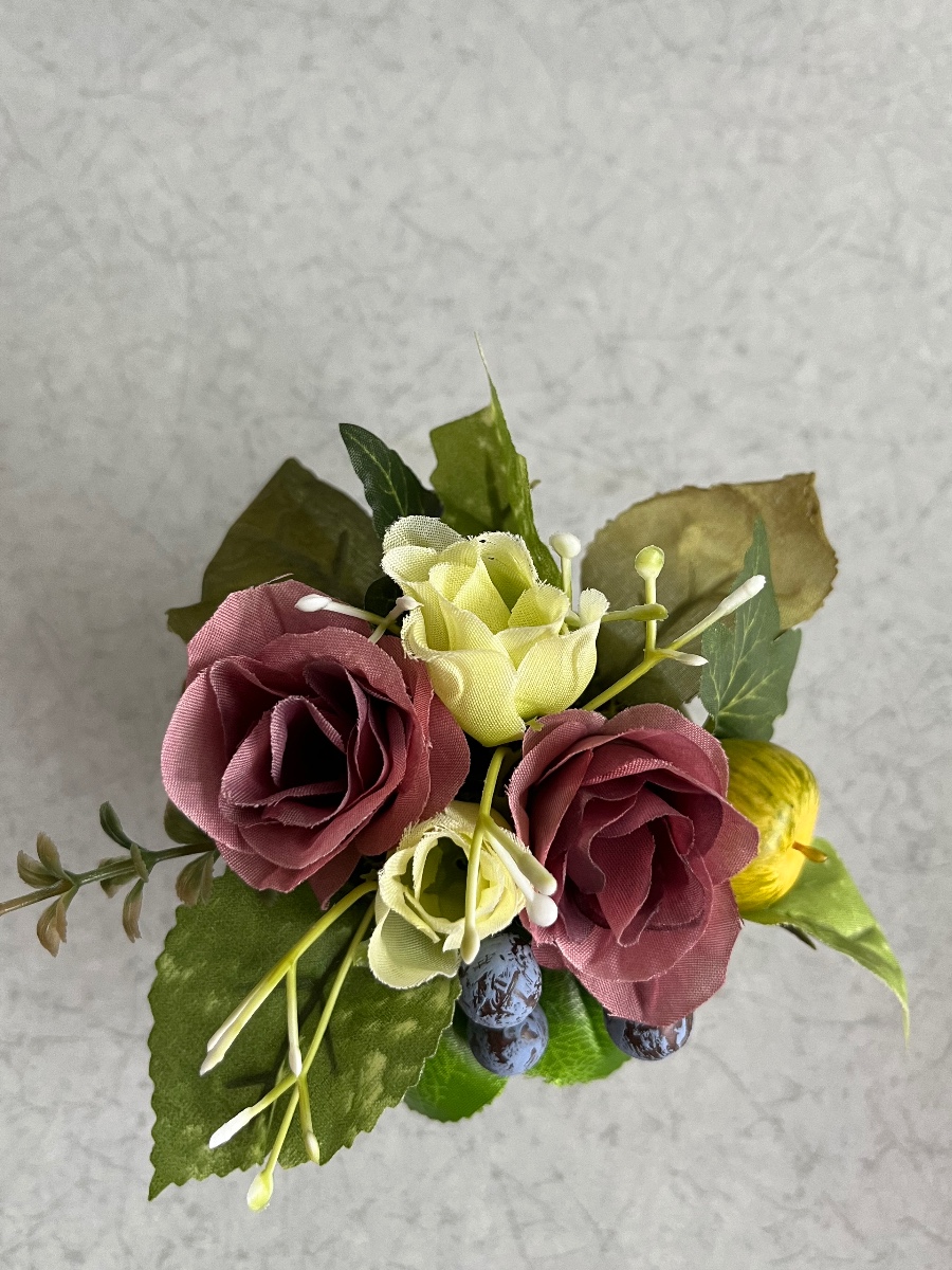 シックな色の薔薇のミニアレンジ