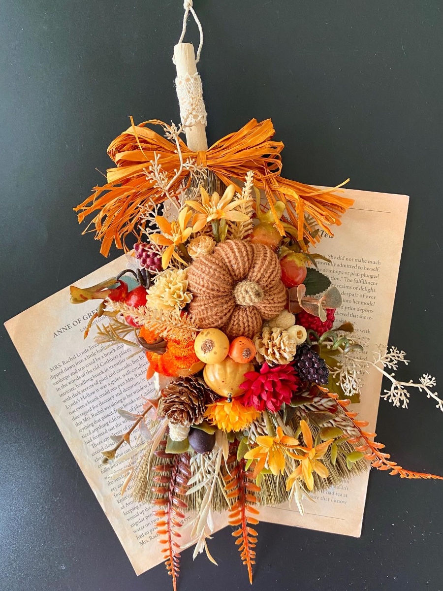 秋の収穫祭〜ハロウィン　ナチュラルアレンジ ニットのかぼちゃに秋色の木の実や小花を添えたほうきのナチュラルアレンジです。 tera