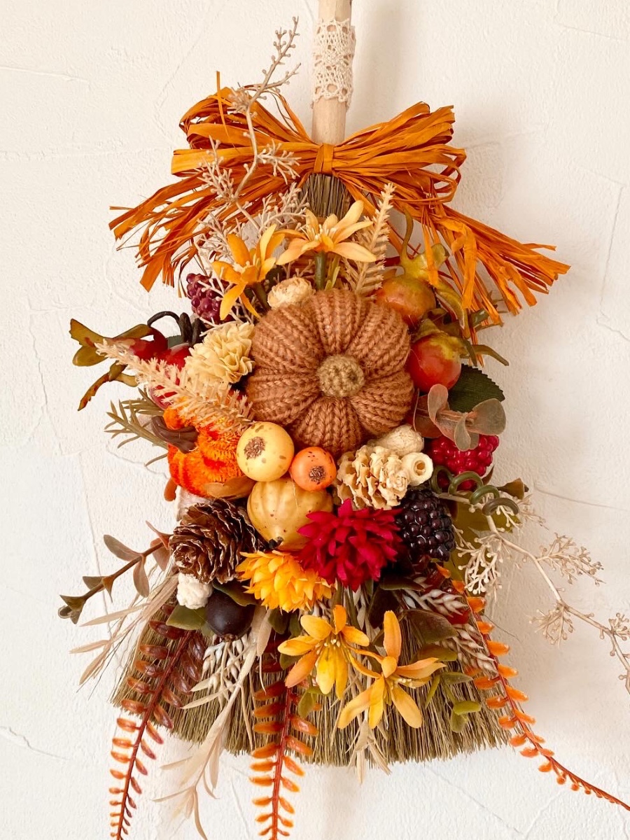 秋の収穫祭〜ハロウィン　ナチュラルアレンジ ニットのかぼちゃに秋色の木の実や小花を添えたほうきのナチュラルアレンジです。 tera