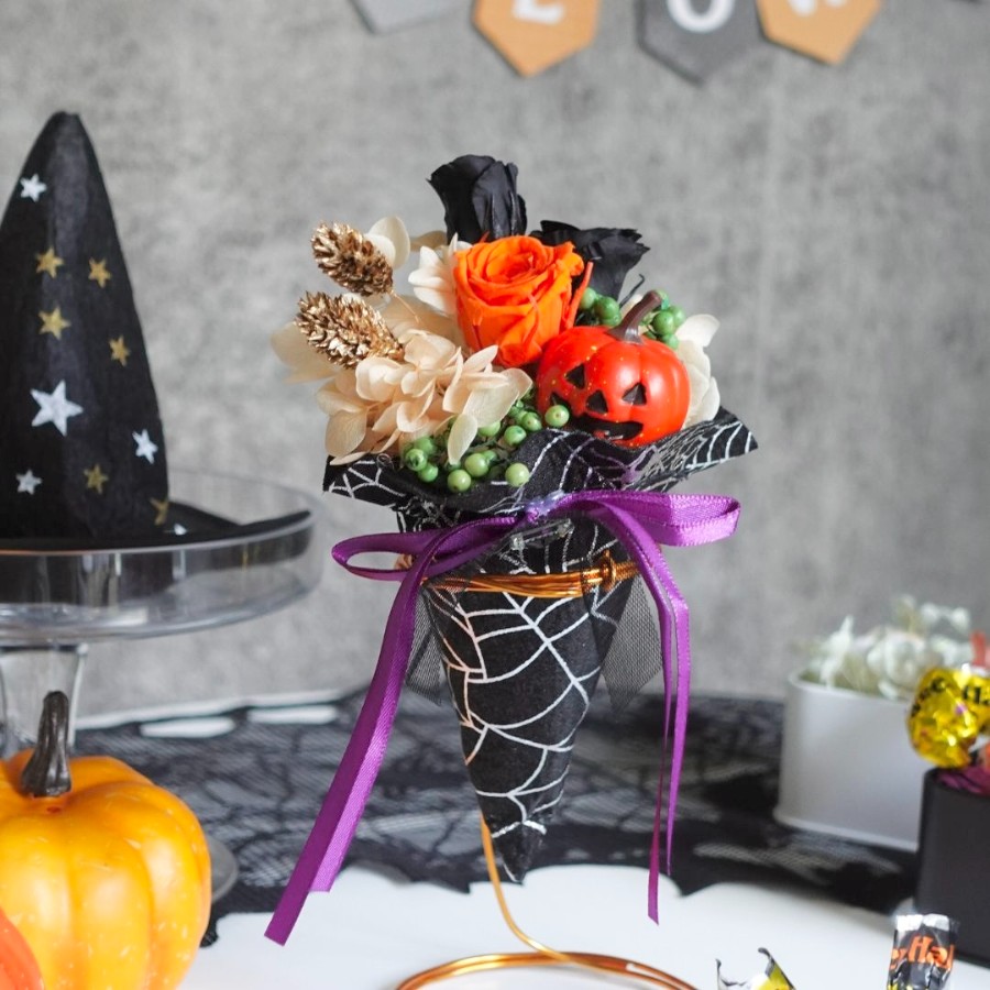 プリザーブドローズのウィッチハットブーケ お部屋にハロウィンの雰囲気をプラスするウィッチハットブーケ
魔法使いの帽子からお花が飛びだしてるようなデザインがかわいい♥

帽子は100円ショップの仮装用ヘッドドレスを逆さにして使いました！
クレー +FLOWER【プラスフラワー】