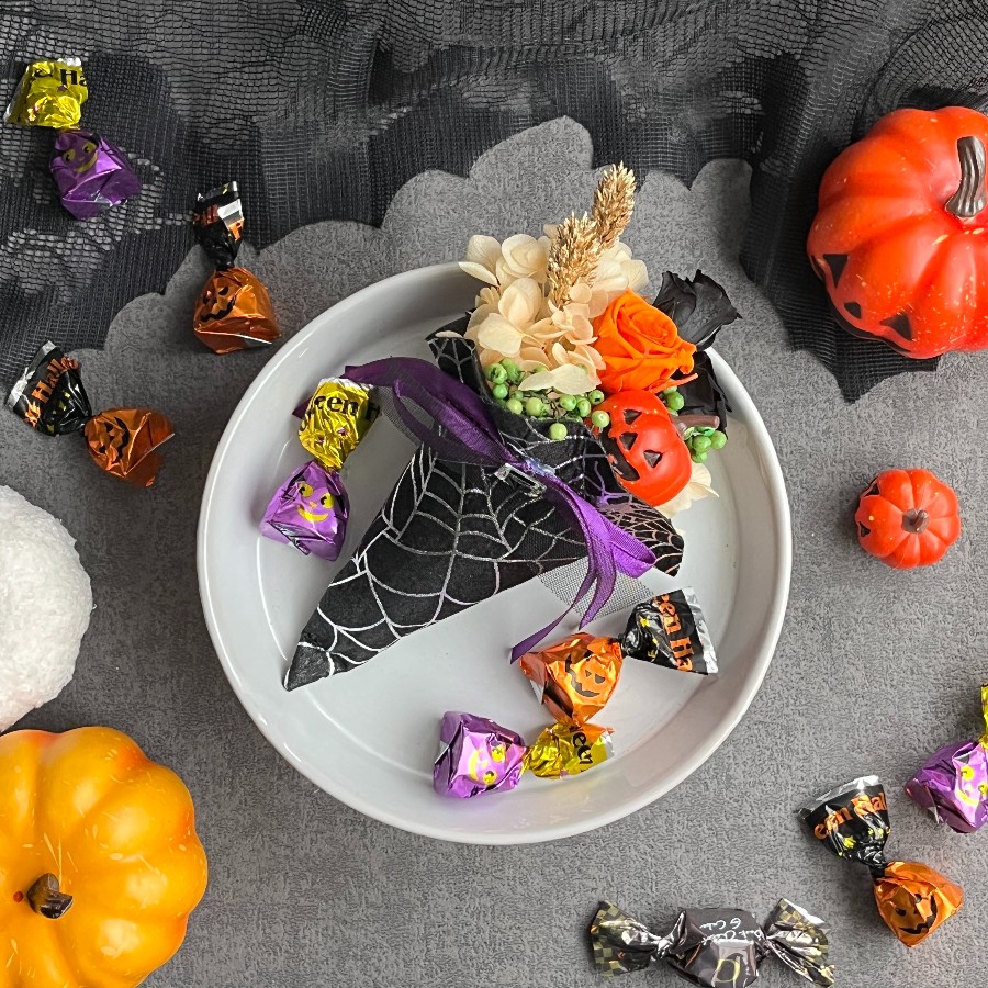 プリザーブドローズのウィッチハットブーケ お部屋にハロウィンの雰囲気をプラスするウィッチハットブーケ
魔法使いの帽子からお花が飛びだしてるようなデザインがかわいい♥

帽子は100円ショップの仮装用ヘッドドレスを逆さにして使いました！
クレー +FLOWER【プラスフラワー】