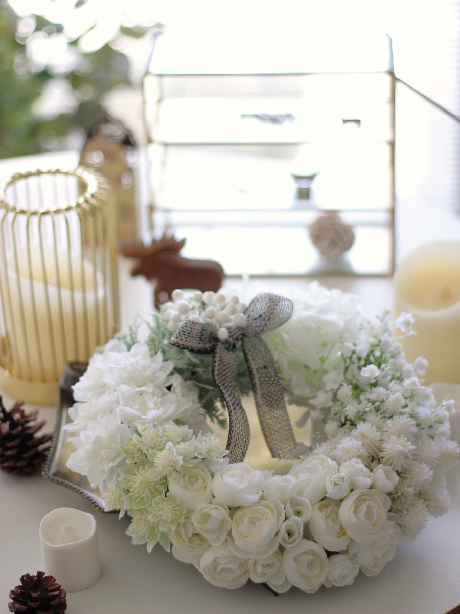 WHITE×WHITEクリスマスリース 7種類の白い花材をグルーピングしたホワイトクリスマスリースです。グルーピングすると大人っぽくなるので、今年は大人っぽい白！って気分の時にどうぞ。 zebre vert (ゼブルヴェール)