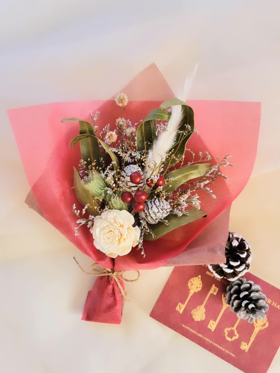 クリスマスブーケをプレゼントに添えて