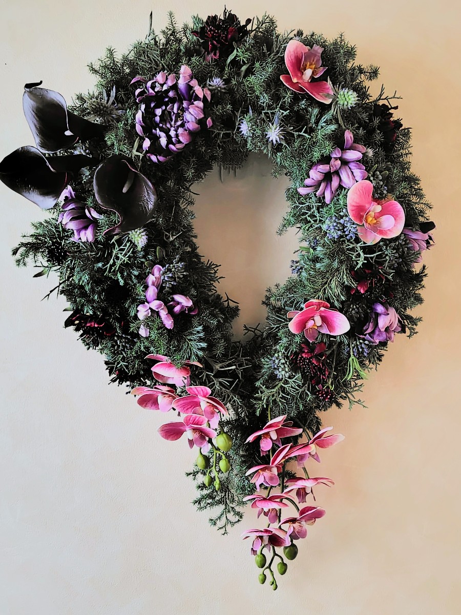 Grand  Wreath グリーンのリースにいろんな赤を入れたくて作りました。
赤といっても日本の伝統色は104もあるらしい…
真紅（しんく）はしってたけど、思色（おもいいろ）、海老色（えびいろ）、蘇芳（すおう）などなど、調べ 和都