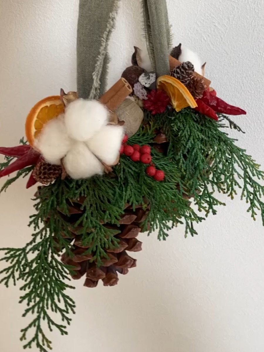 松ぼっくりのオーナメント 大きな松ぼっくりをクリスマスのオーナメントに！存在感がありマルシェで人気でした♡ pur（ピュール）