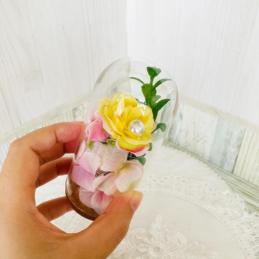 薔薇のガラスドーム イエローは心まで明るくなりますね！
アジサイもさりげなく入れてみました。 Atelierはなのわ