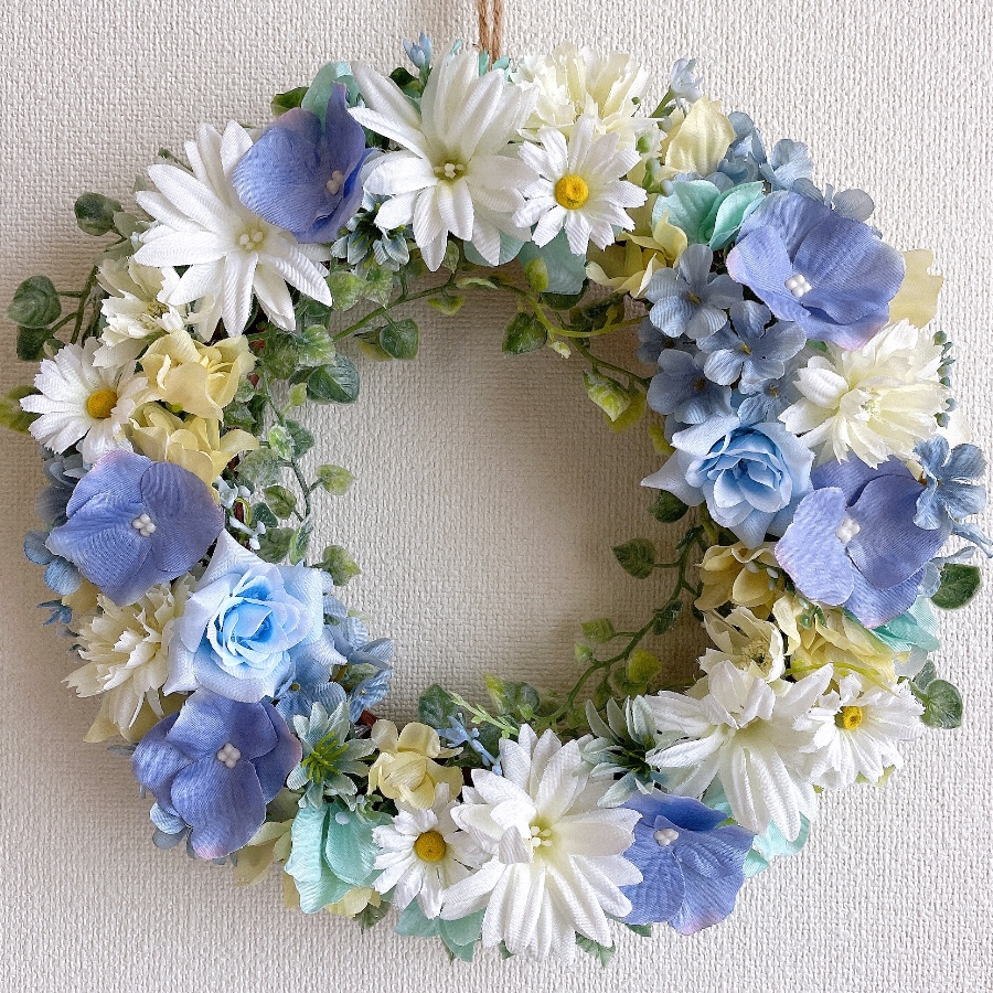 ブルー紫陽花とデイジーのリース 綺麗なブルーの紫陽花がとても可愛いリースです
 take