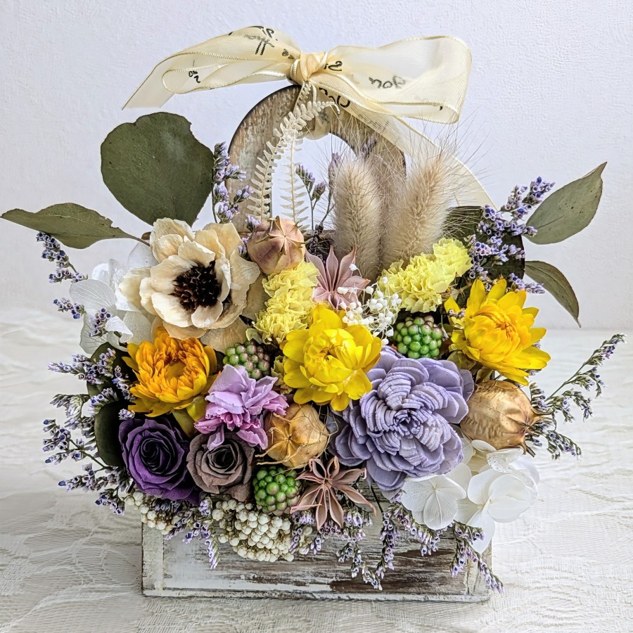 不思議の国のかばん　白 かばんの様な木製花器にプリザーブドフラワーやドライフラワーを使って作成したアレンジメントです。
アンティーク風で可愛いです。 flower gift Y,s