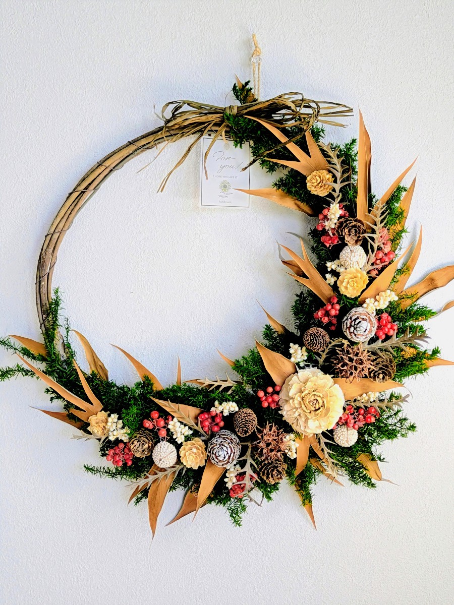 グレビレアゴールドと木の実のクリスマス 三日月リース ｜Fla-co