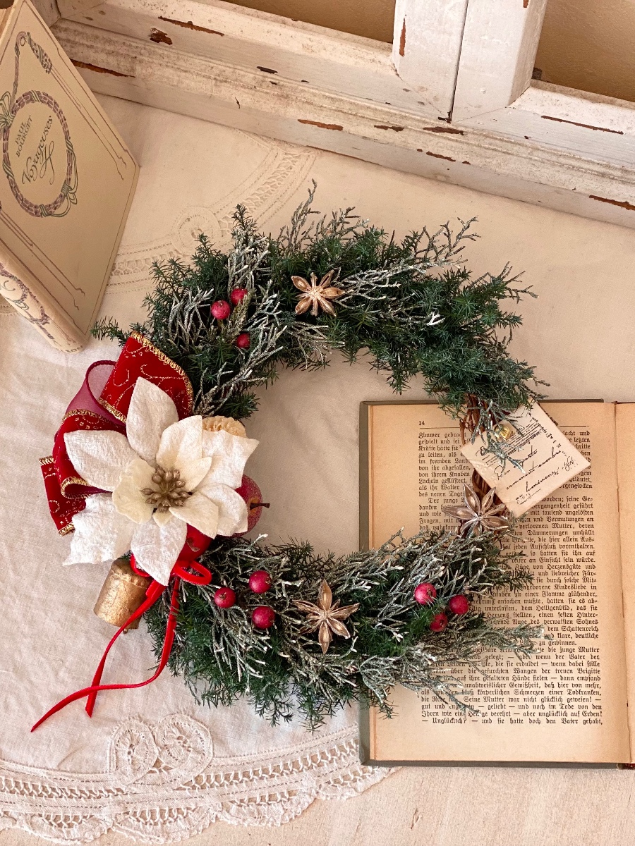 クリスマスのハーフムーンリース