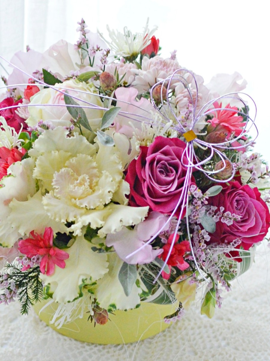 フリル葉ボタンのラウンドアレンジ フリルの葉ボタンが可愛い！
年の瀬のお礼用途で贈られるお花のため、お正月らしくなく、なおかつ年始に飾ってもOKなアレンジしあげました。 LichtFlower/リヒトフラワー　伊藤たかみ