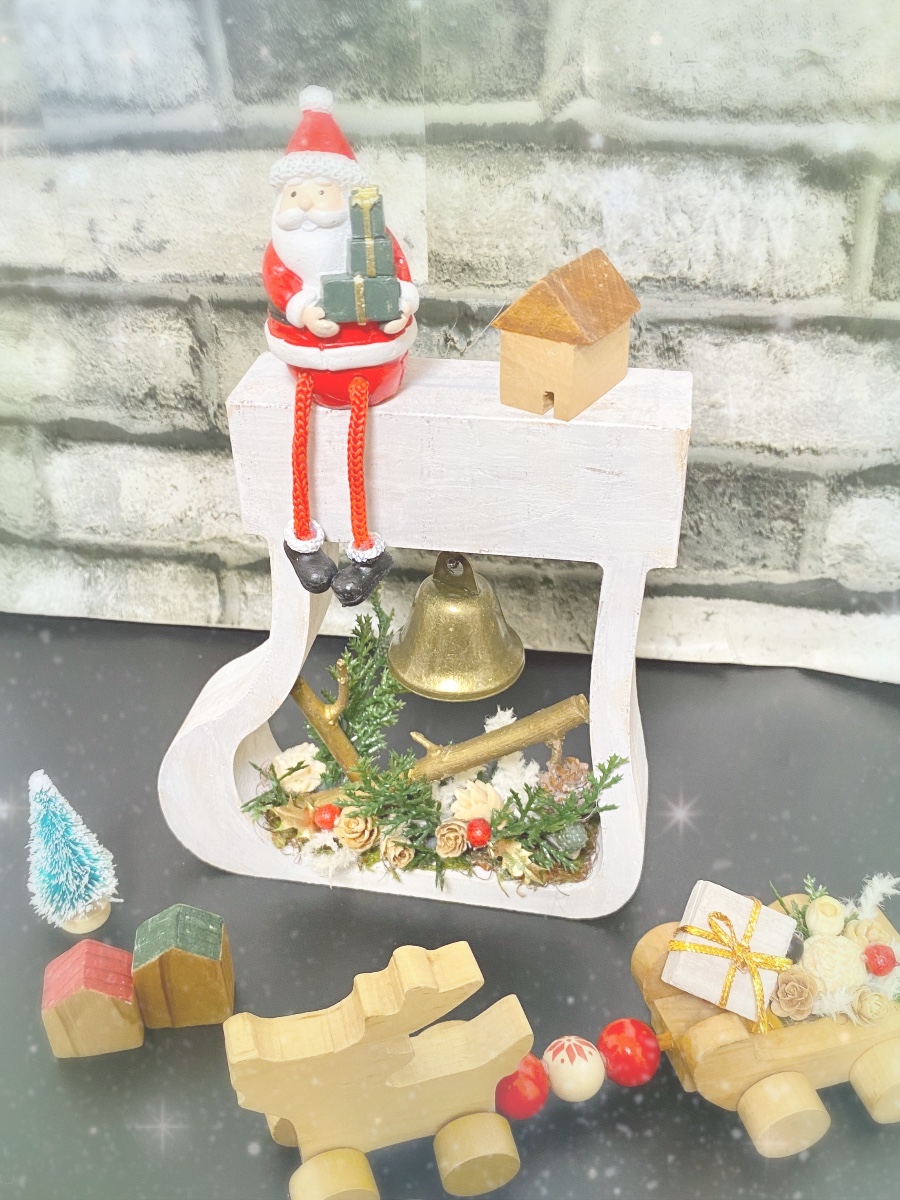 クリスマス⭐︎ブーツのウッドオブジェ ブーツ型のウッドフレーム にアンティークベルとドライ花材を飾ったナチュラルオブジェです。
ちょこんとサンタやミニ雑貨を飾って楽しめます♪ tera