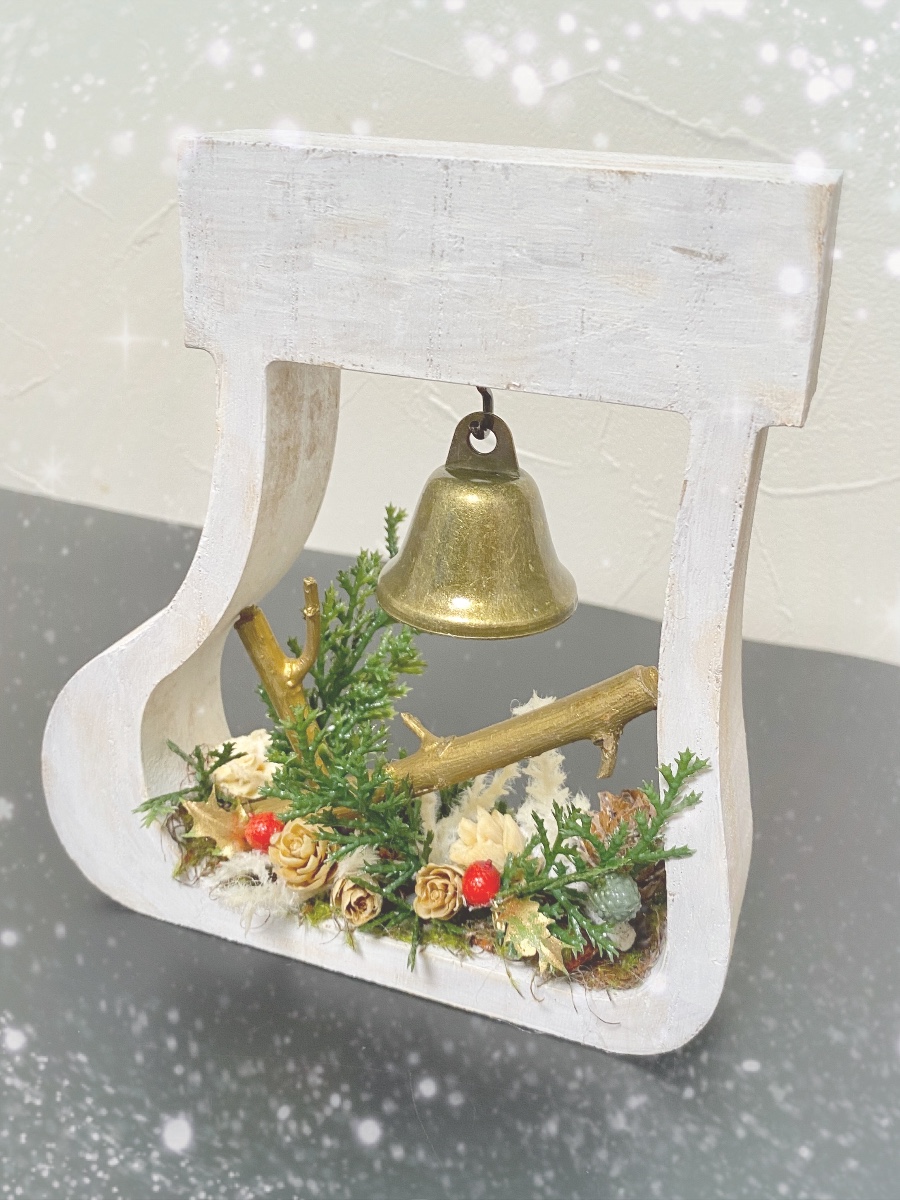 クリスマス⭐︎ブーツのウッドオブジェ ブーツ型のウッドフレーム にアンティークベルとドライ花材を飾ったナチュラルオブジェです。
ちょこんとサンタやミニ雑貨を飾って楽しめます♪ tera
