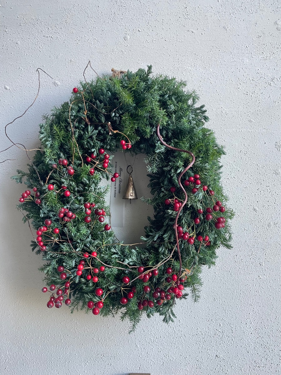 針葉樹と赤い実のオーバルリース｜Fla-co（フラコ） - フラワー