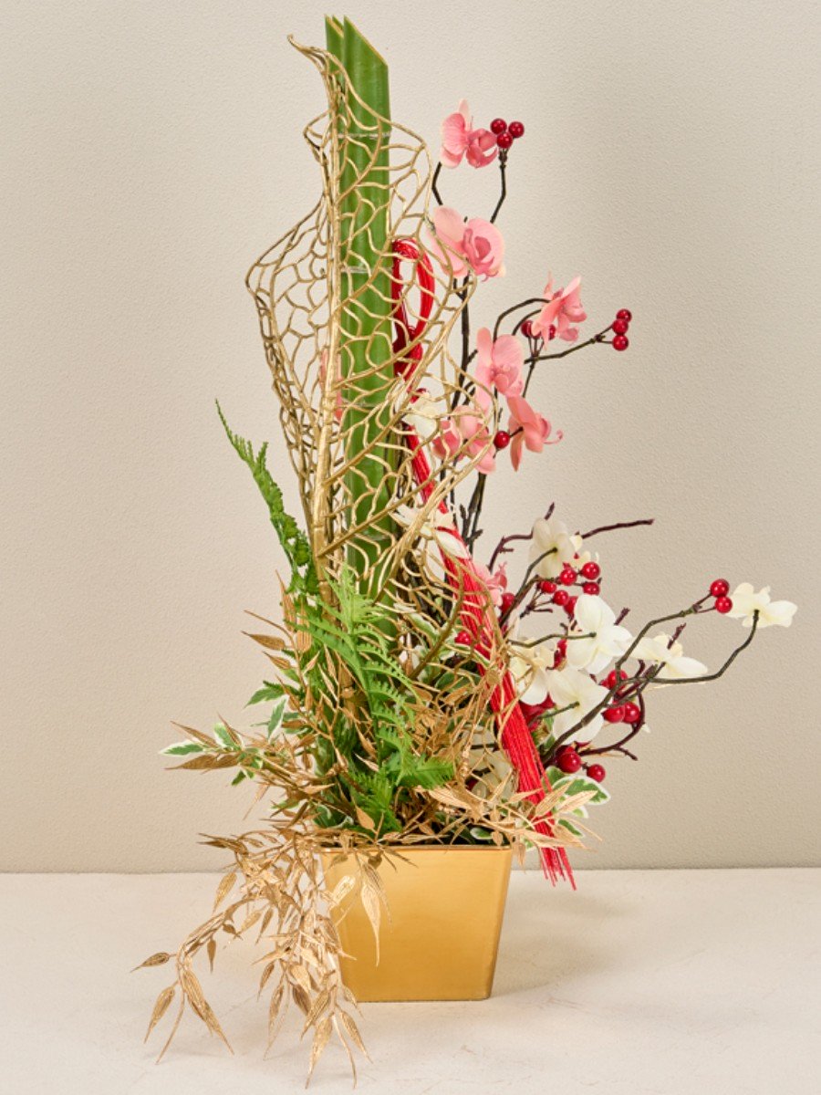 メッシュリーフ門松飾り プラべメタリックプラット(花器）にフォームをセットし、竹を真っすぐ並べて挿します。
前後にメッシュワイドリーフを挿し、花材はリーフのメッシュを隠さないように挿していきます。

作品サイズ(cm)　左： 株式会社東京堂