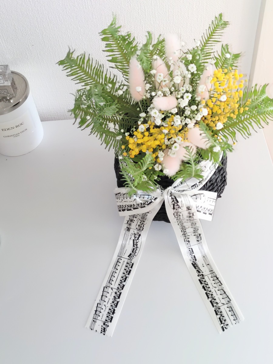 ピンクの羽と生花のアレンジメント