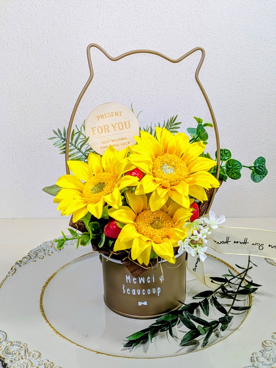 ひまわりと苺の花畑　猫缶