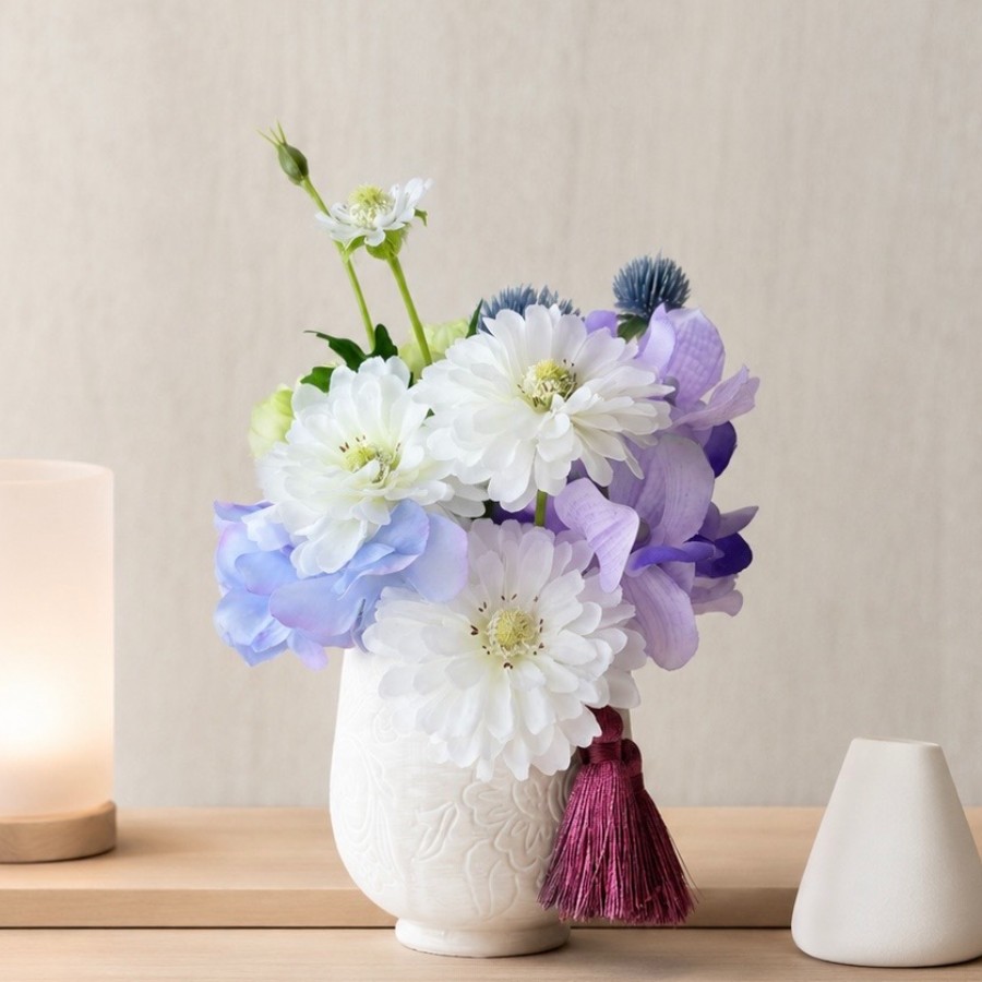 紫陽花とフラッフィーデージーのモダン仏花｜白花と藤色のお供え