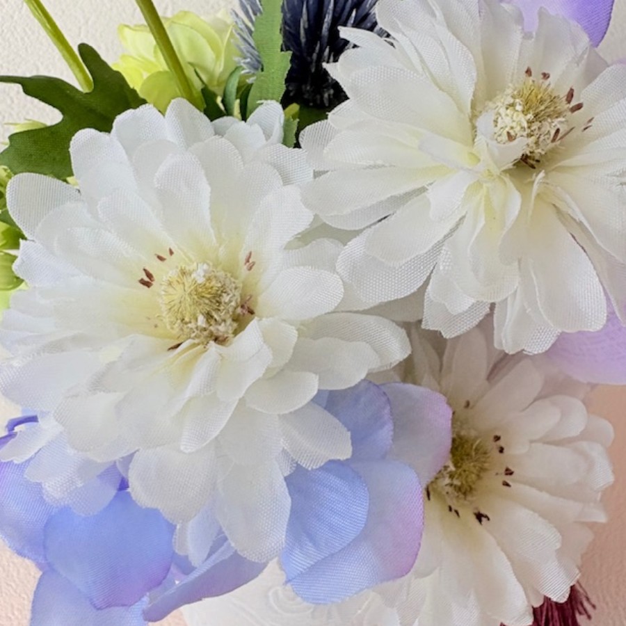 紫陽花とフラッフィーデージーのモダン仏花｜白花と藤色のお供えアレンジ