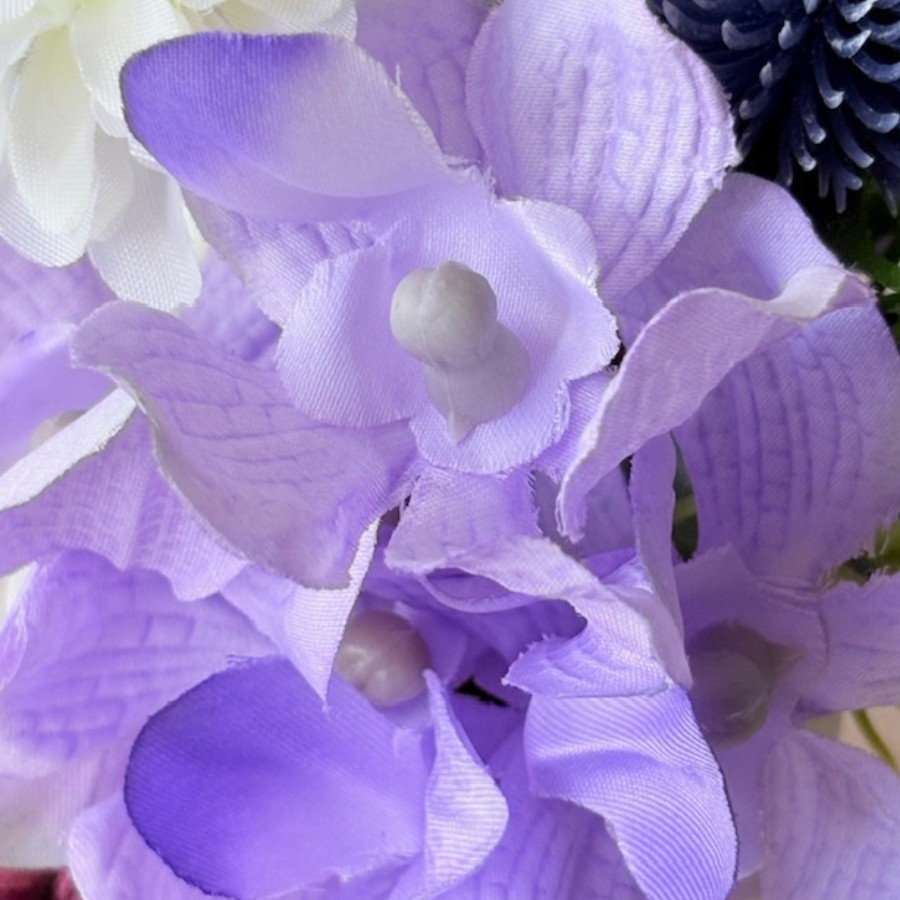 紫陽花とフラッフィーデージーのモダン仏花｜白花と藤色のお供え