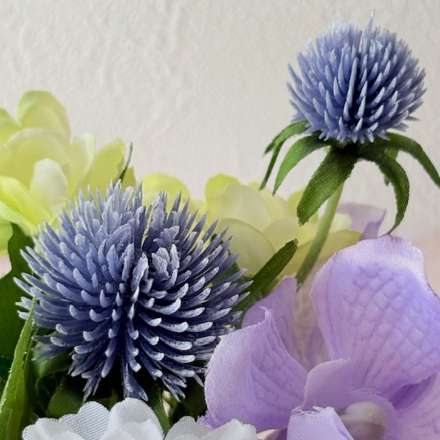 紫陽花とフラッフィーデージーのモダン仏花｜白花と藤色のお供え