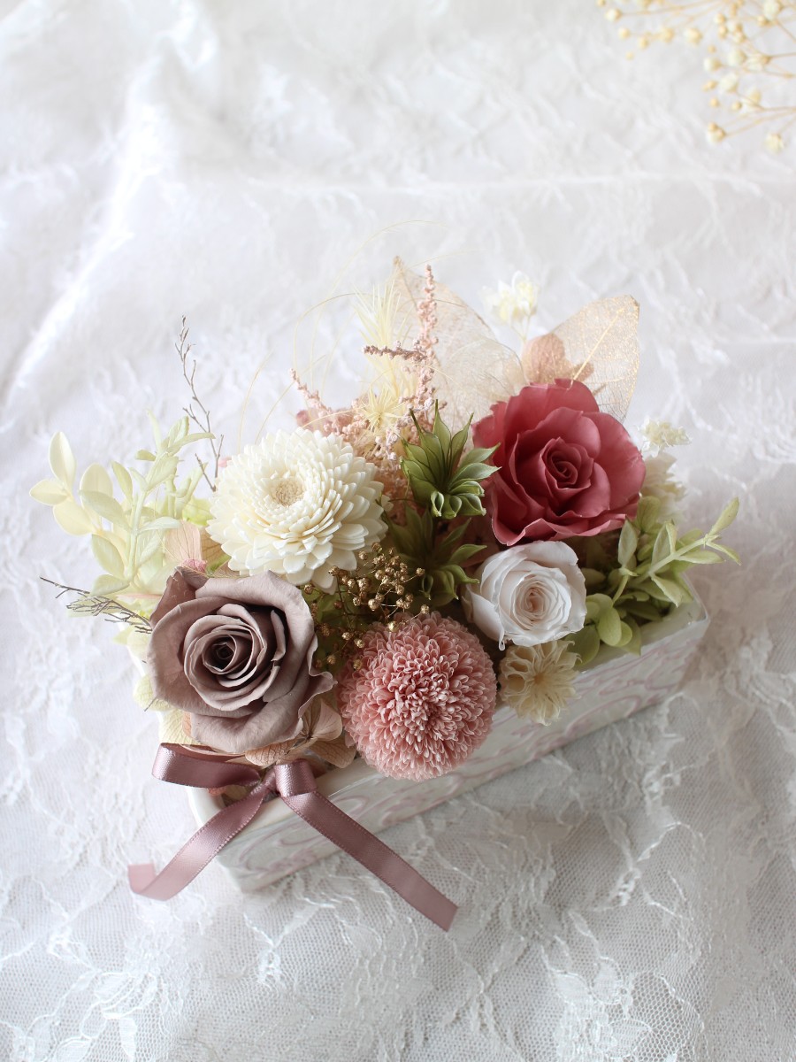 ♥️感謝品♠️o○フラワーアレンジ　薔薇とハハコ草のフラワーアレンジ No.2 やさしさを詰め込んだギフトアレンジ｜Fla-co（フラコ） - フラワー