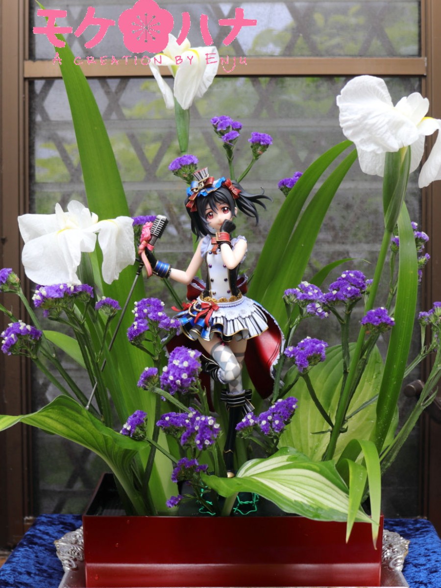 皐月の頃 菖蒲を取り入れて端午の節句らしく活けてみました。オアシスと剣山両方を使ってのハイブリッド活けです。
花器は和風な雰囲気のえんじ色をチョイス。花器とフィットする色の衣装を着けたフィギュア（「ラブライブ！ 円珠＊モケハナ