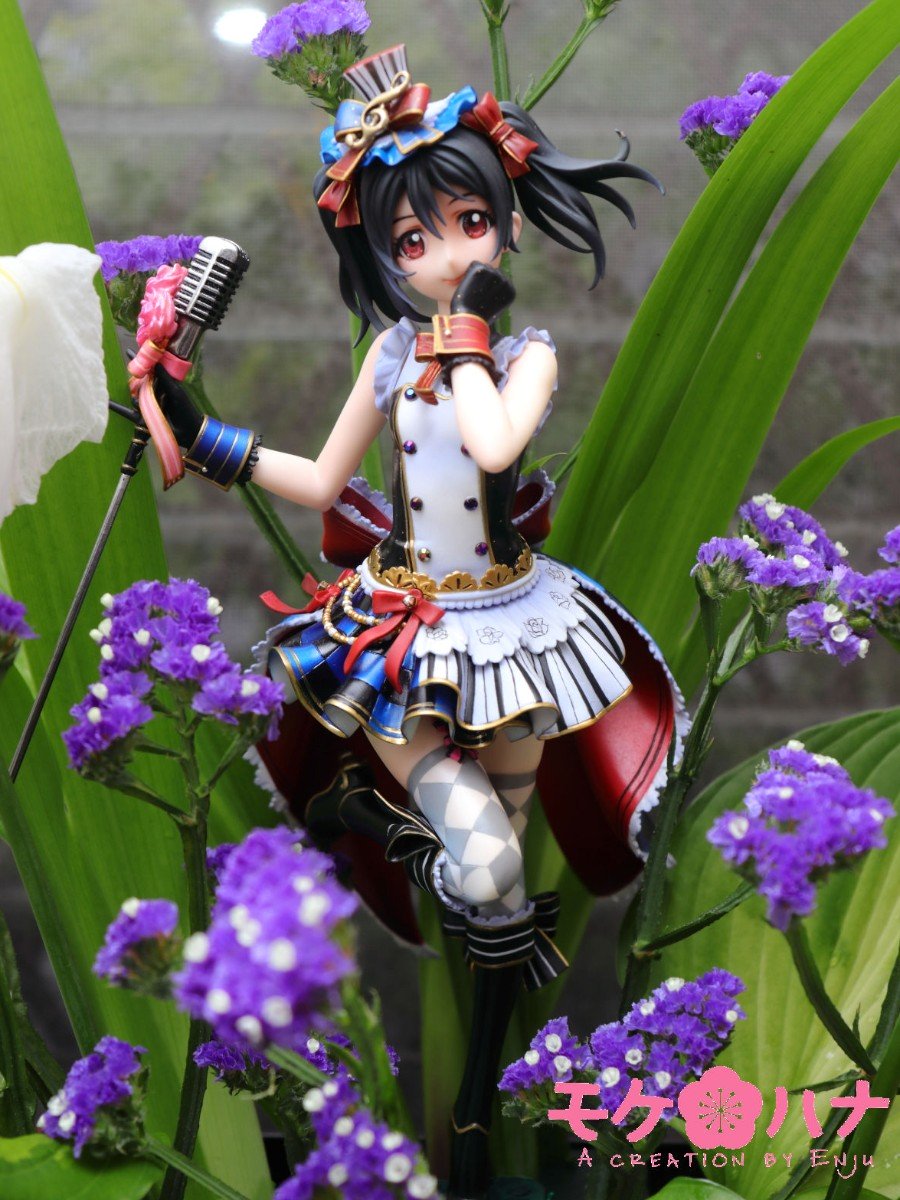 皐月の頃 菖蒲を取り入れて端午の節句らしく活けてみました。オアシスと剣山両方を使ってのハイブリッド活けです。
花器は和風な雰囲気のえんじ色をチョイス。花器とフィットする色の衣装を着けたフィギュア（「ラブライブ！ 円珠＊モケハナ