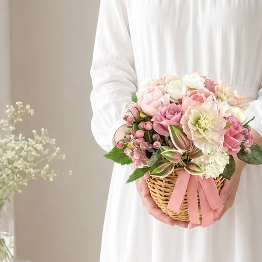 夏の誕生花を添えて。上品で可憐なローズバスケット